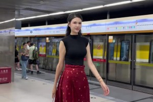 这腿长太夸张啦！“诺姐”长裙高跟坐地铁身材比例绝了...